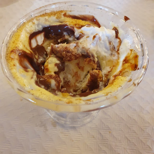 Copa de Natillas de Chocolate Blanco Y Negro Canela Y Profiteroles de Luxe