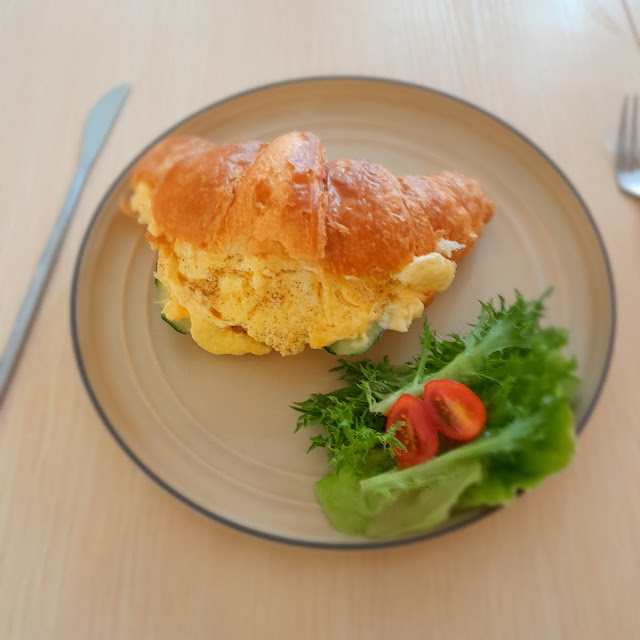 Scrambled Egg & Croissant