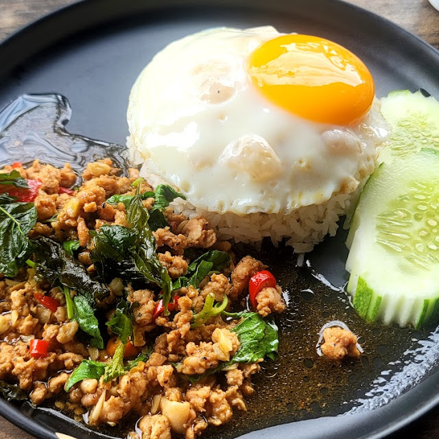 กระเพราหมูสับไข่ดาว