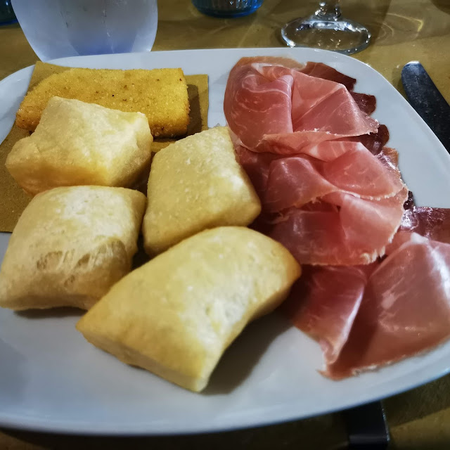 Prosciutto Frittelle E Formaggio Fritto
