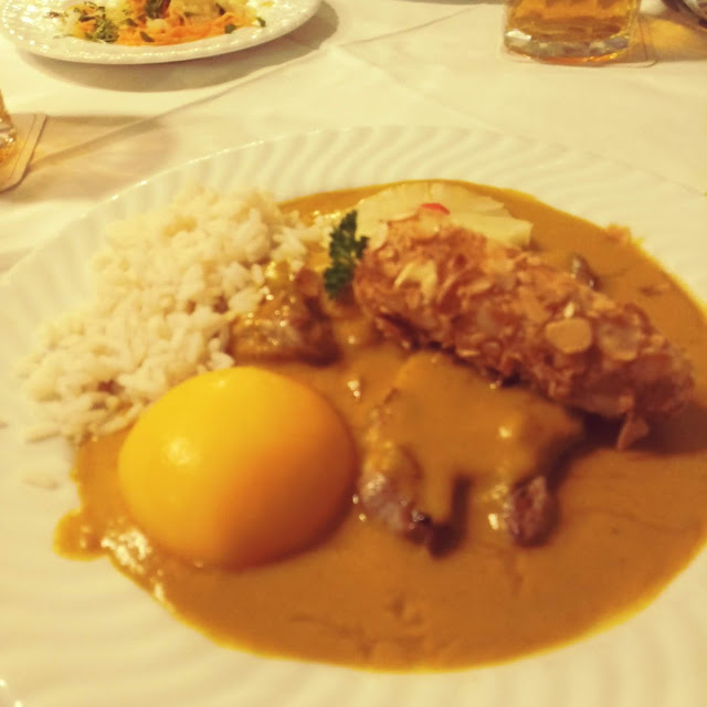 Puten Steak Mit Currysauce Und Reis Und Früchte