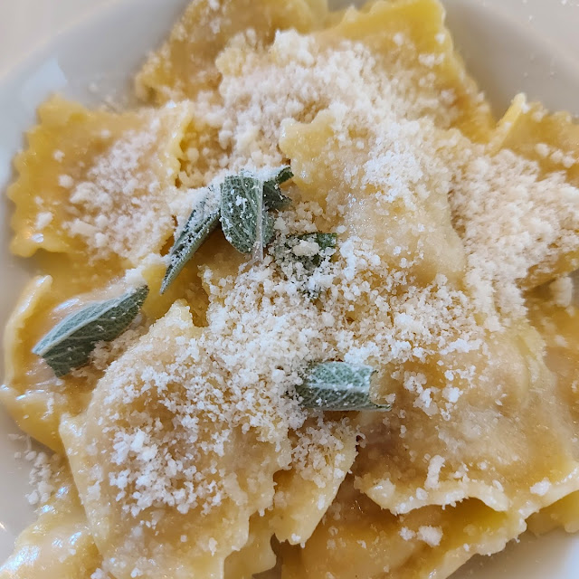 Raviolo Ripieno Alla Burratina In Crema Di Datterino Giallo Guanciale E Pistacchio Di Stigliano