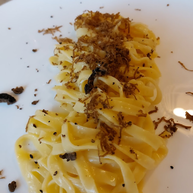 Tagliatella Fresca Mantecata Al Burro Salato Parmigiano E Tartufo Nero Pregiato Lucano