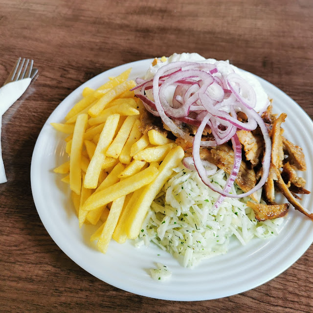 Gyrosteller Mit Tzatziki Zwiebeln Und Pommes