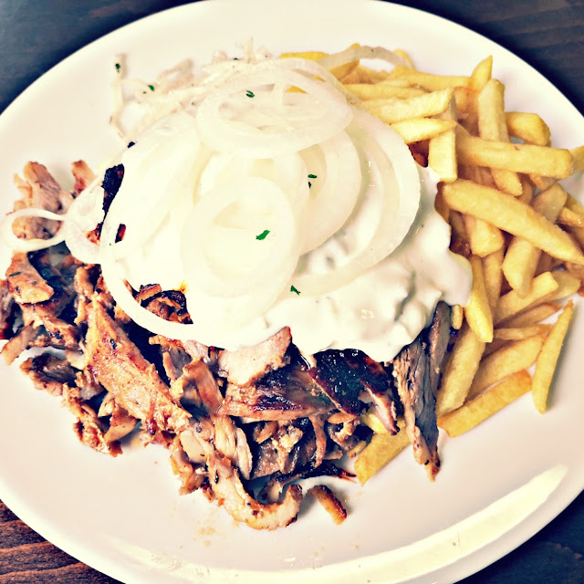 Gyrosteller Mit Tzatziki Pommes Und Krautsalat