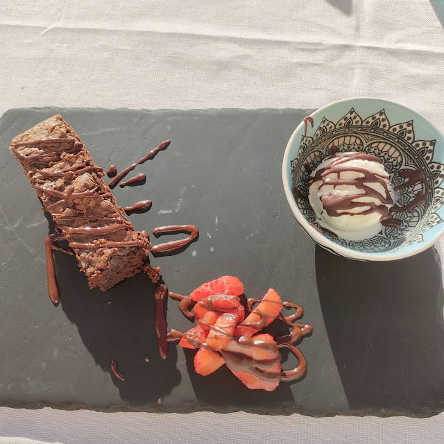 Tortino Al Cioccolato Fondente Fragole E Gelato