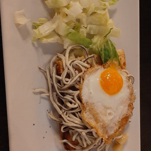 Tosta de Gulas Con Huevo de Codorniz