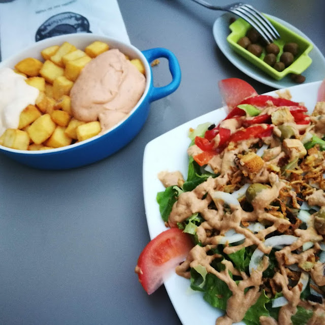 Bravas Y Ensalada Kañon
