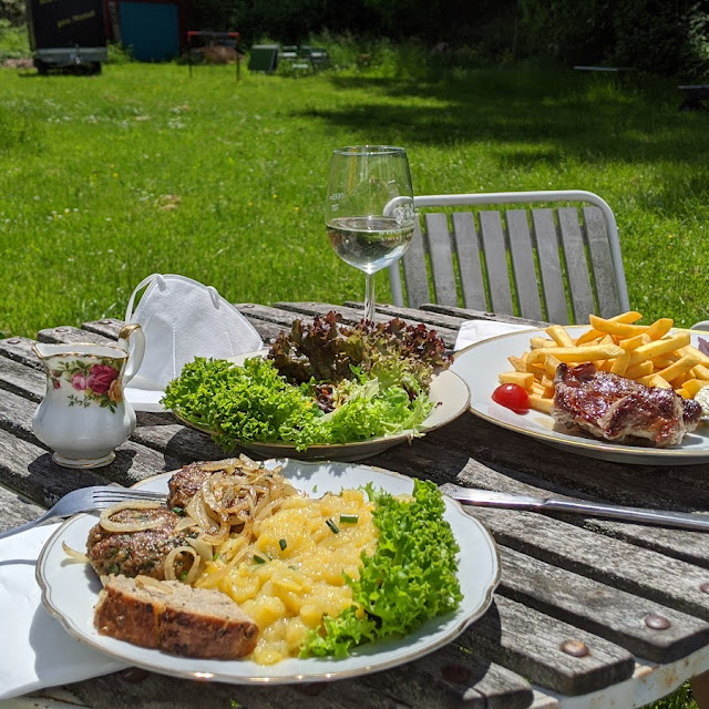Fleischküchle Mit Kartoffelsalat Und Steak Mit Pommes Frites