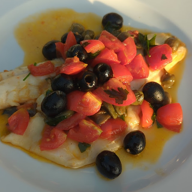 Grillet Havaborre Med Oliven Kabers Og Tomater