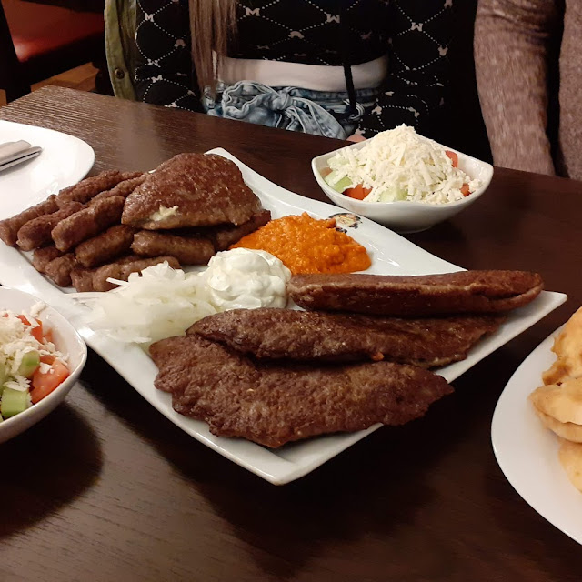 Cevapcici I Punjena Pljeskavica Sa Sirom