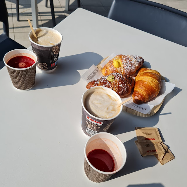 Capuccino Frischgepresster Osaft Croissants Gefüllt