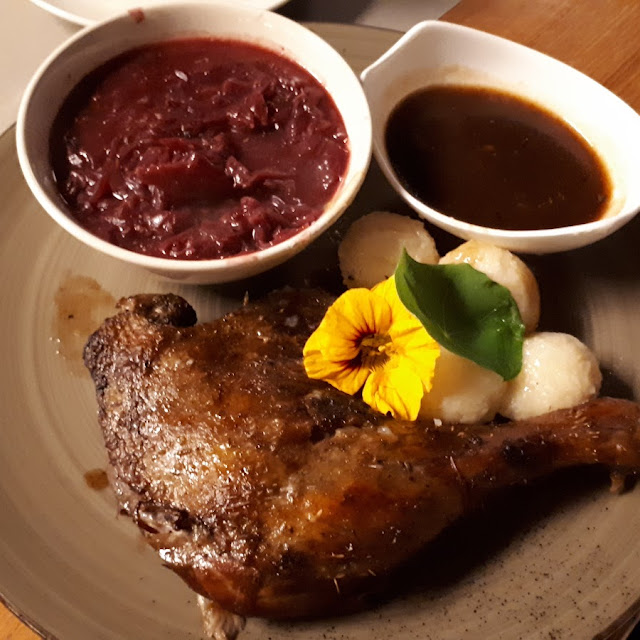 Gänsekeule Mit Rotkohl Und Knödeln Nur Im Nov Dez
