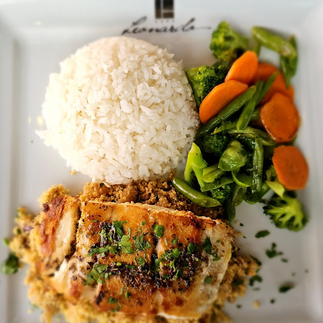 Garoupa Na Cama de Farofa de Camarão E Legumes Salteados