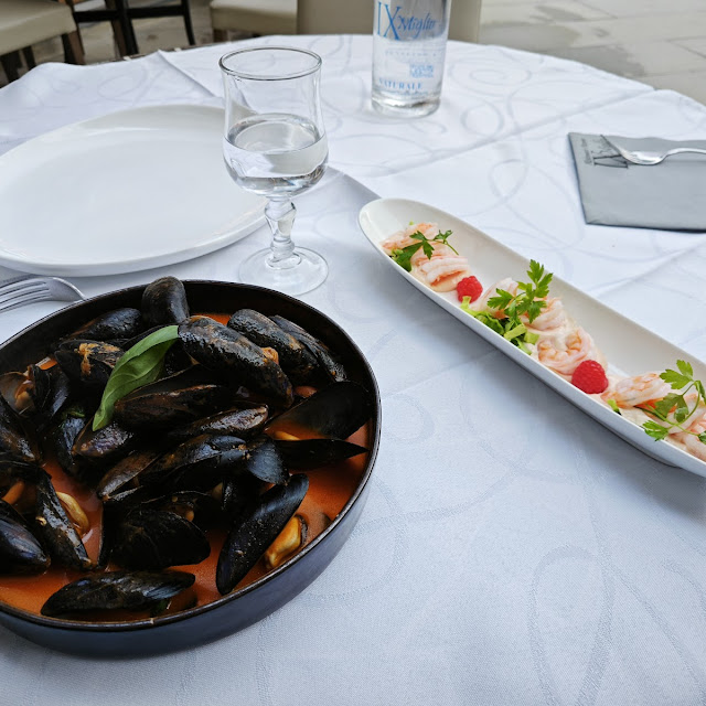 Cozze Con Brodetto Di Pomodoro E Cocktail Di Gamberi