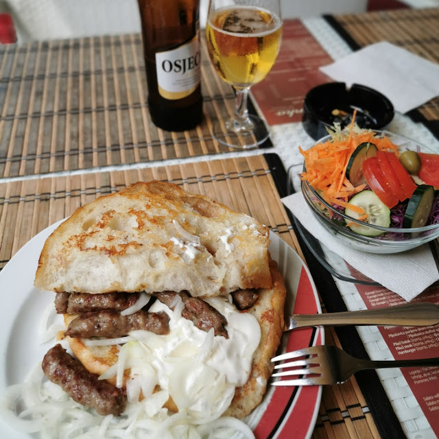 Ćevapi U Lepinji S Lukom I Vrhnjem