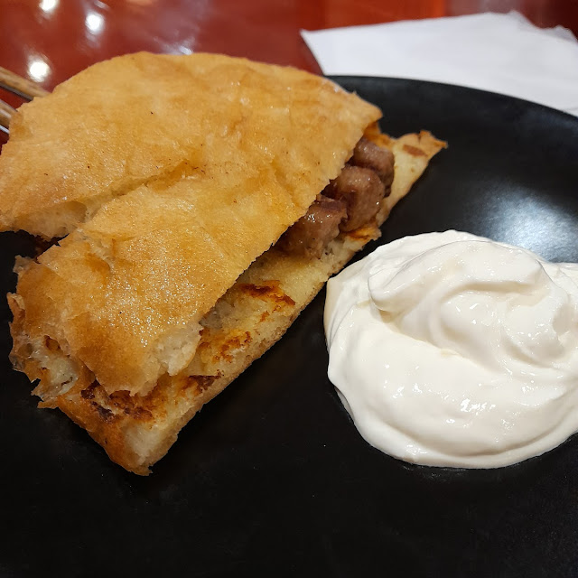 Ćevapi U Lepinji S Vrhnjem