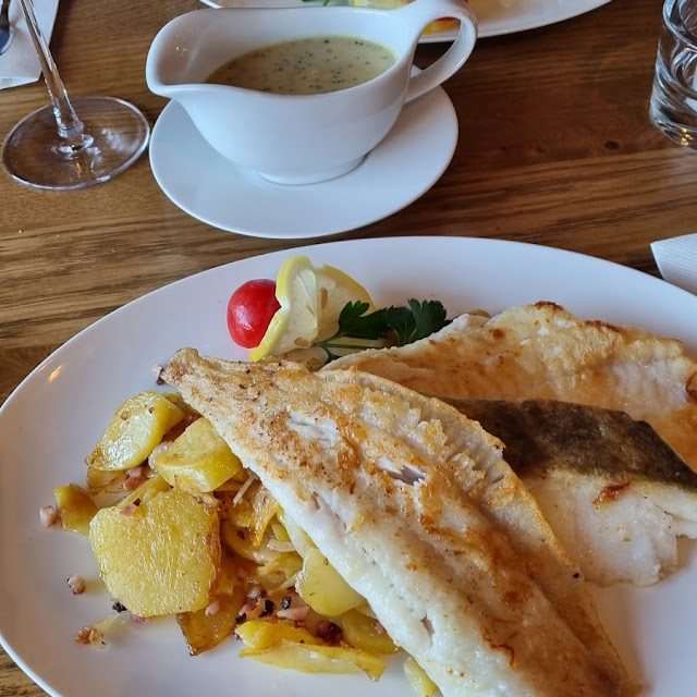 Helgoländer Pannfisch 3 Verschiedene Gebratene Fischfilets An Bratkartoffeln Mit Dijonsenfsoße