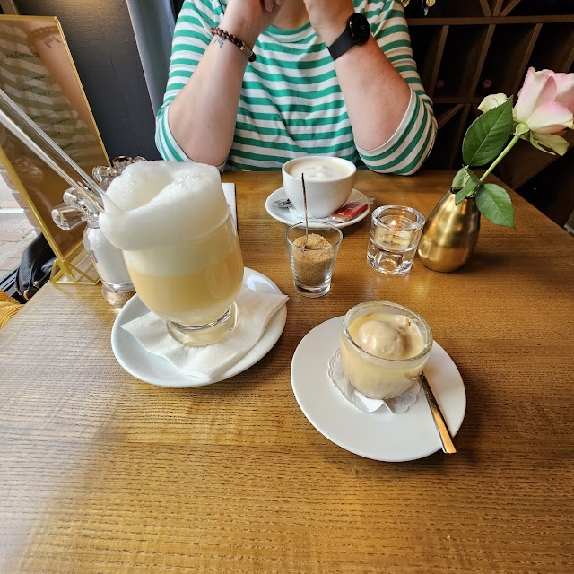 Eierpunsch Und Espressoeis Mit Krokant