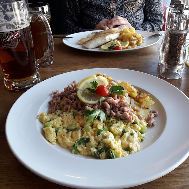 Nordseekrabben Mit Rührei Und Bratkartoffeln