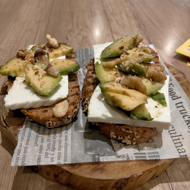 Rebanadas de Multi Cereales Con Queso Blanco Aguacate Y Nueces
