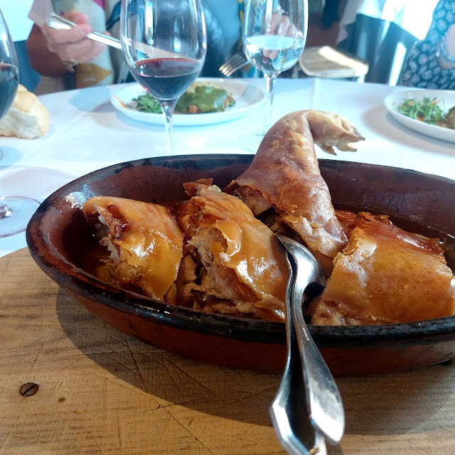 Cochinillo Asado Primer Plano Y Cordero Asado Segundo Plano