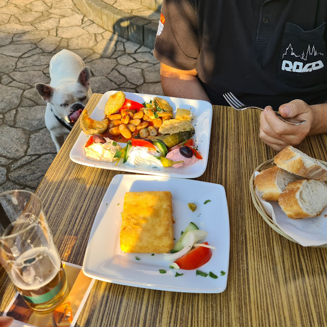 Gebackener Schafskäse Und Antipastaplatte