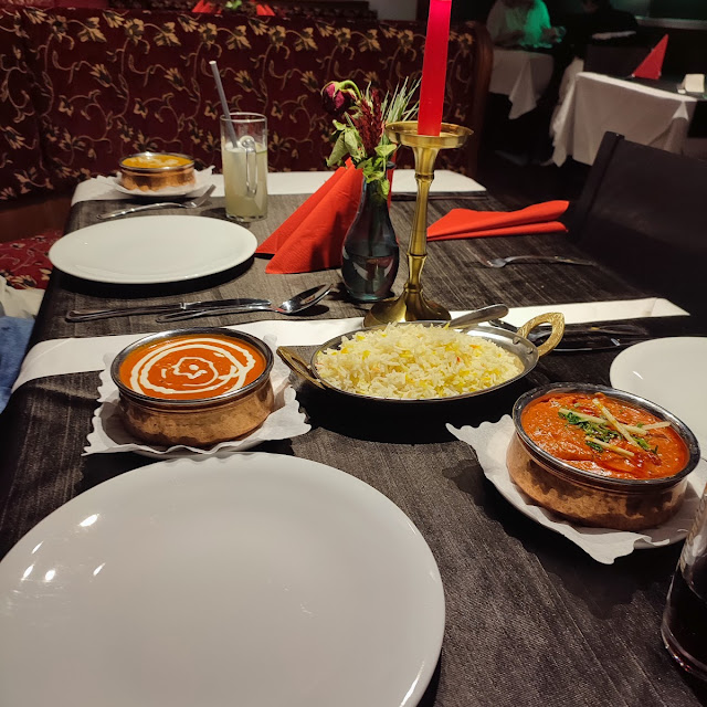 Indisch Käse Mit Butter Soße Und Tomate
