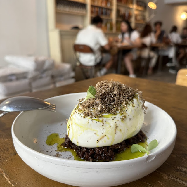 Stracciatella de Burrata Aceite de Albahaca Y Hojas del Entorno