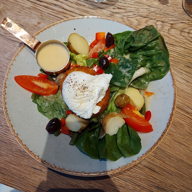 Fishcake Nicoise