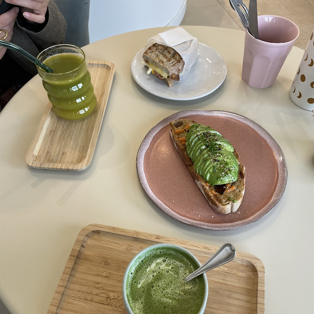 Tostada de Aguacate Y Sandwich