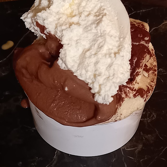 Coppetta Di Gelato Alla Crema all'uovo Gianduia E Mela Verde