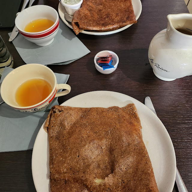 Crêpes With Salty Caramel Ice Cream