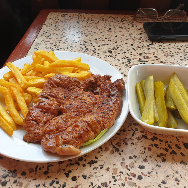 Ceafa De Porc Cartofi Prajiti Muraturi Sos De Usturoi