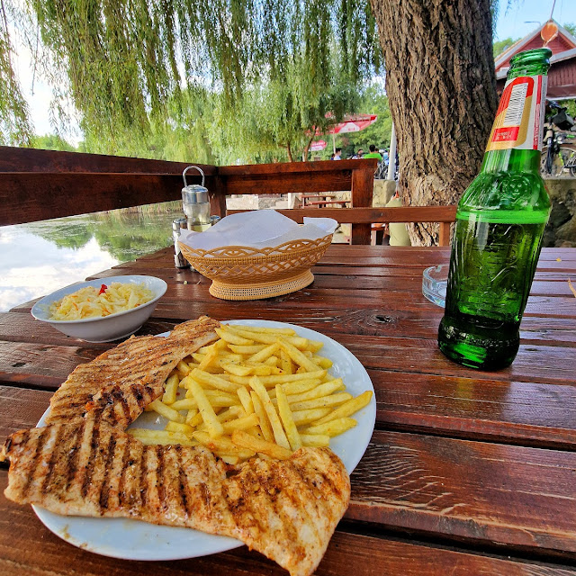 Piept De Pui La Grătar Cu Cartofi Prăjiți Și Salata De Varza