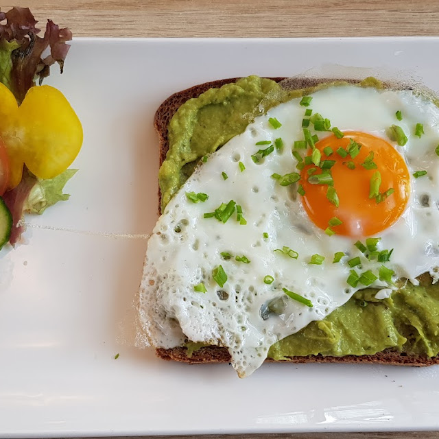 Brot Mit Avocado Und Ei