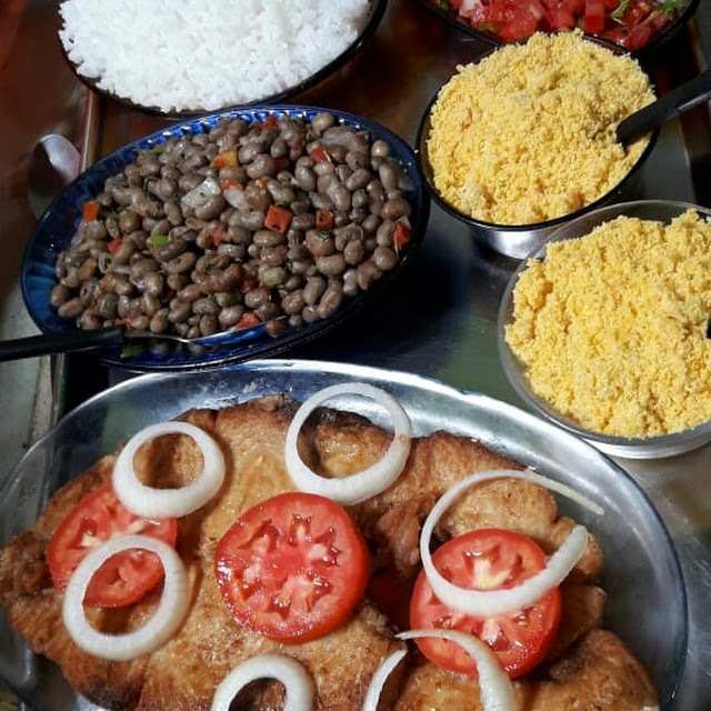 Posta de Arabaiana Frita Com Feijão Verde Arroz E Vinagrete