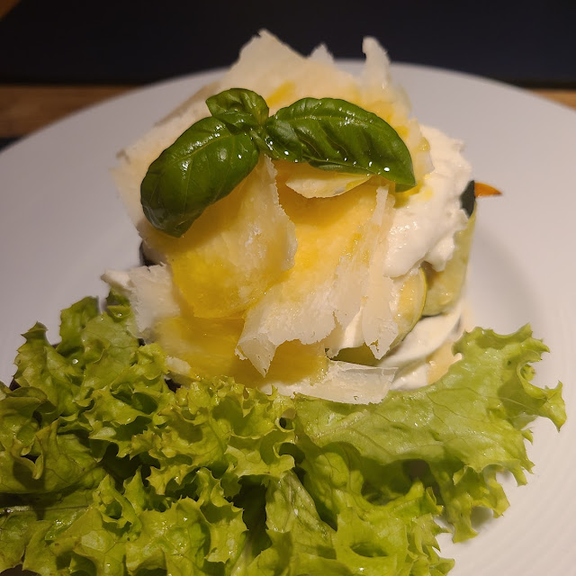 Burrata Fresca Su Insalatina E Tartufo