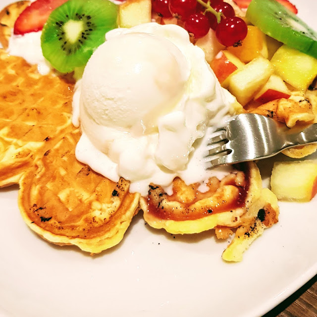 Waffel Mit Joghurt Und Obst