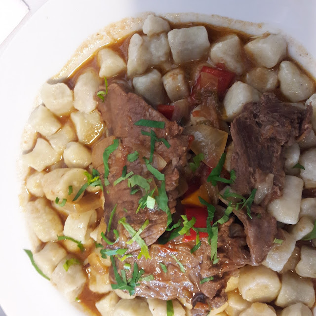 Ñoquis de Papa Con Carne Estofada