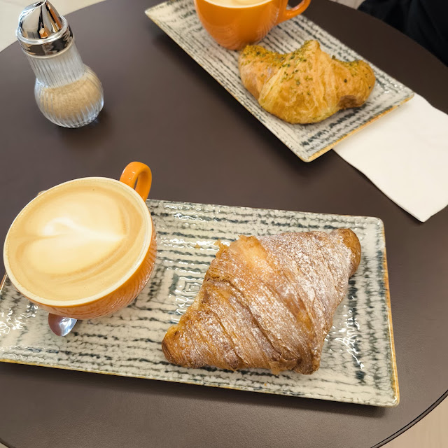 Cappuccino E Cornetto Al Pistacchio