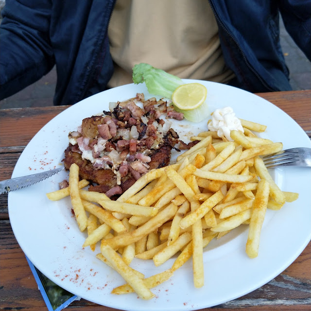 Schnitzel Mit Zwiebel Schinken Und Ei