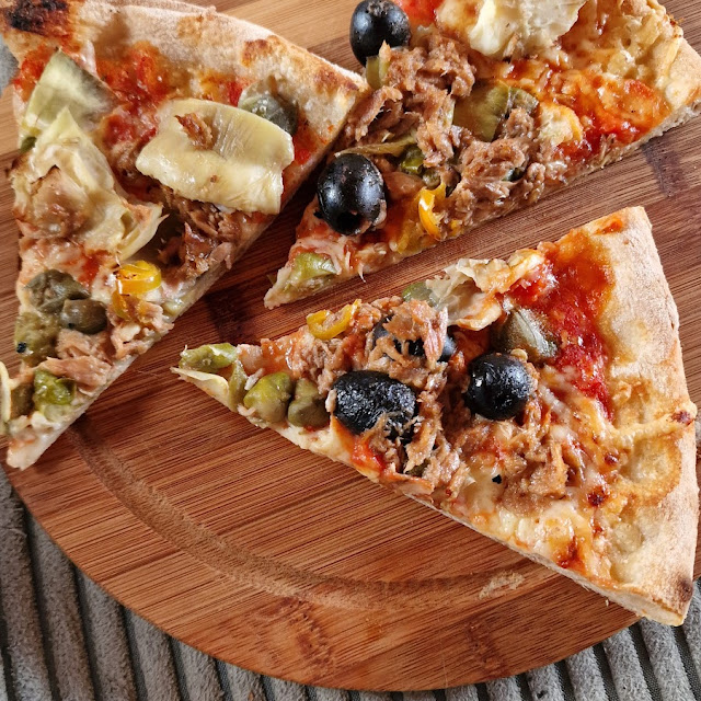 Pizza Thunfisch Karpern Oliven