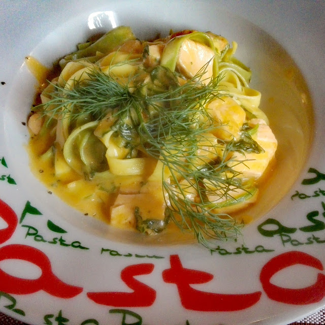 Bandnudeln Mit Spinat Und Lachs In Leichter Hummersauce