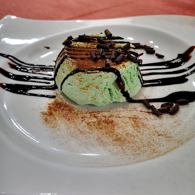 Semifreddo Alla Menta Con Cioccolato E Polvere Di Liquirizia