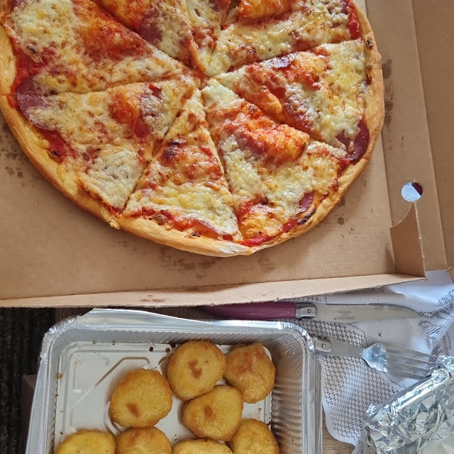 Pizza Salami Und Chicken Nuggets
