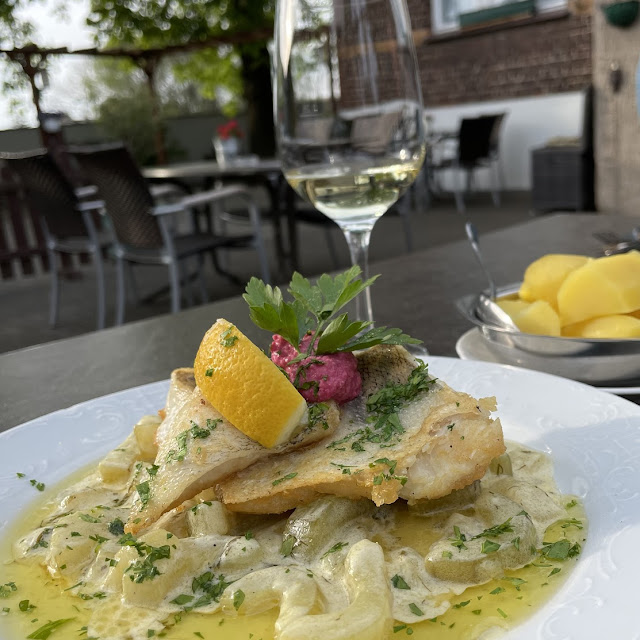 Zanderfilet Auf Schmorgurken Salzkartoffeln Und Dazu Ein Riesling Herkunft Unbekannt