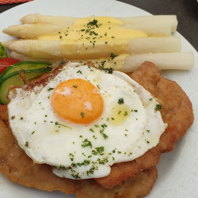 Spargel Mit Schnitzel Und Spiegelei