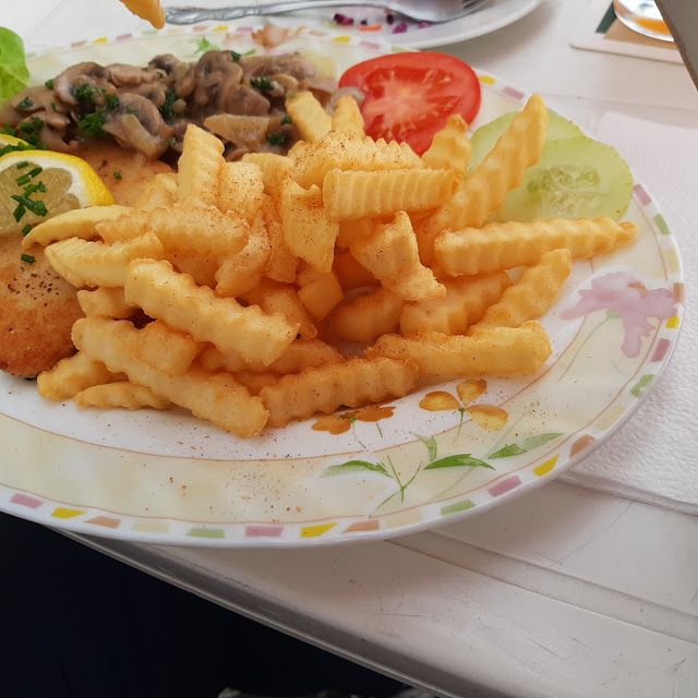 Schnitzel Mit Champignon U Pommes Frites