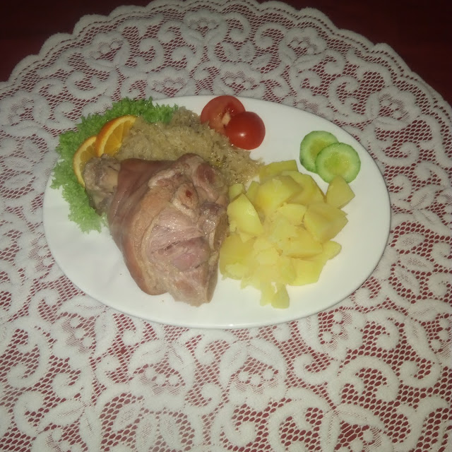 Eisbein Mit Kartoffeln U Sauerkraut